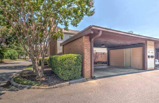 3BD/2BA Townhouse Located in the Heart of East Memphis