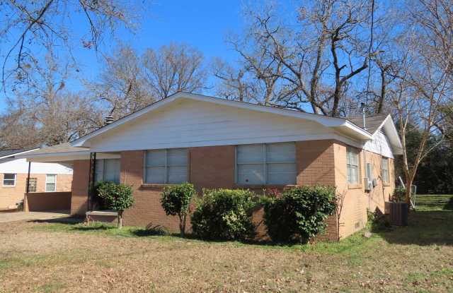 South Tyler! Newly Remodeled Lovely 3 Bedroom, 1.5 Bath House w/Carport