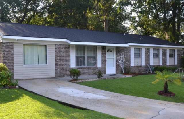 4 bed home in Charleston!