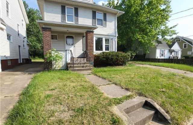 1326 Cottage Place NW