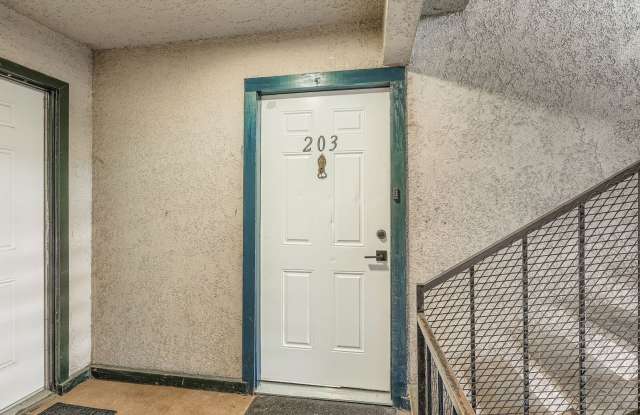 2 Bed / 1 Bath spacious second floor condo near Expo Park!