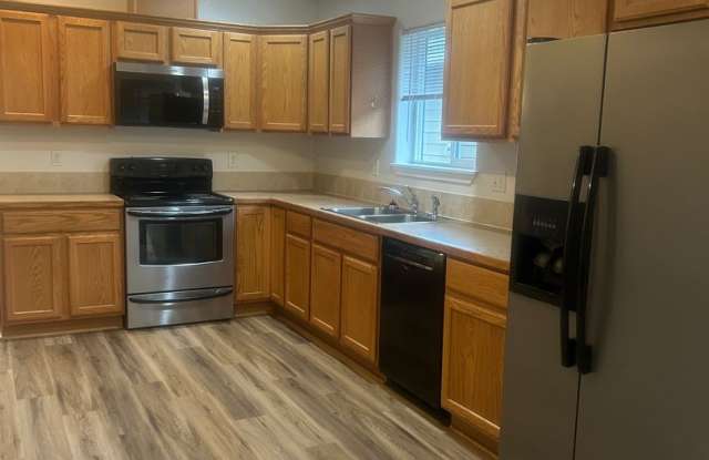 (870) College Street Duplex - 4 Bedroom / 2 Bathroom