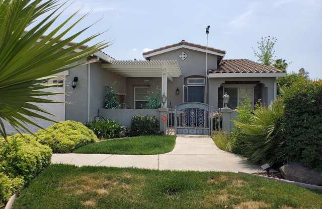 3 Bed 2 Bath in Dinuba!