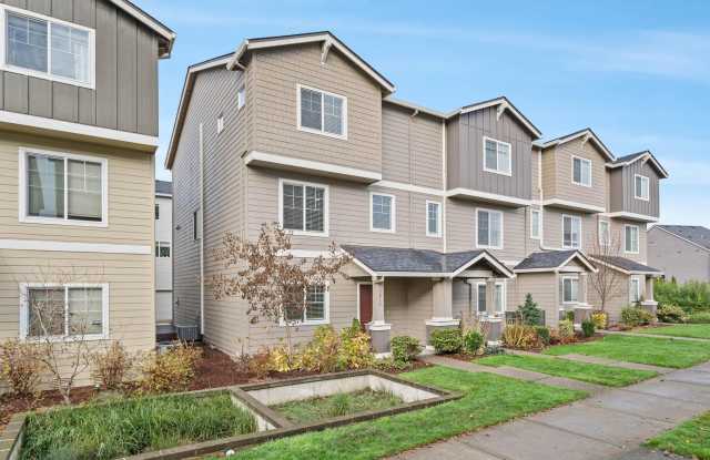 Photo of Newer sparkling clean 4-bdrm/3.5-bath townhome—2-car garage, near Forest Park