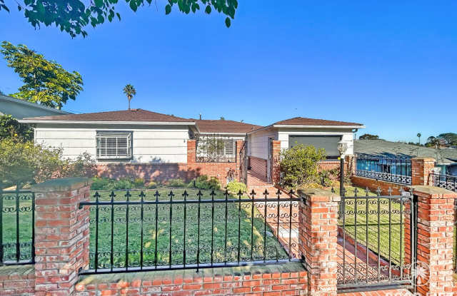 Beautiful 3BD/2BA W/ Private Pool, Garage, and A/C in Ocean Beach!