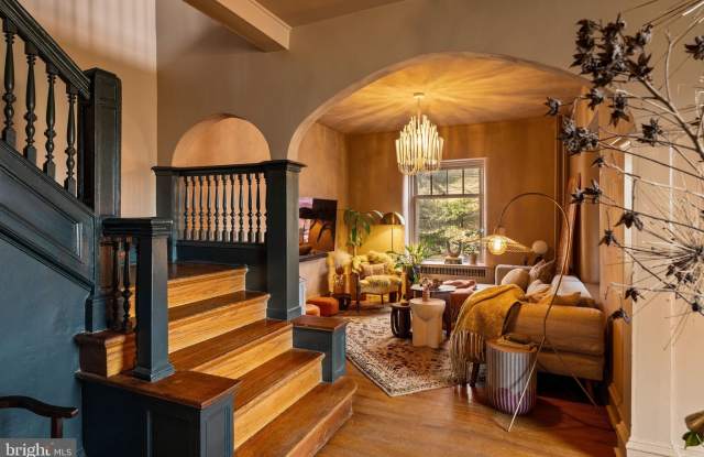 328 GREENWOOD Avenue