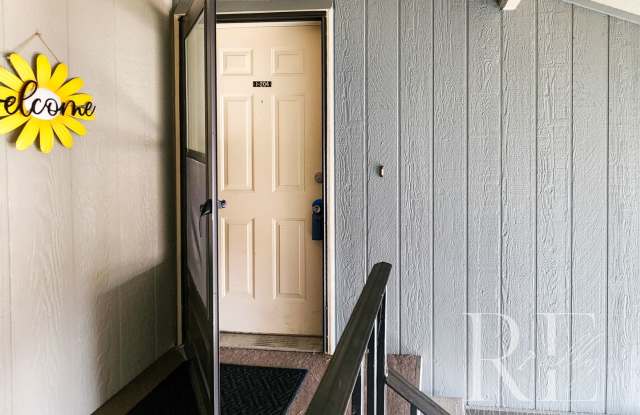 50% OFF 1st Month's Rent! Upstairs Condo at The Narrows – Pool, Clubhouse  Woodland Views!