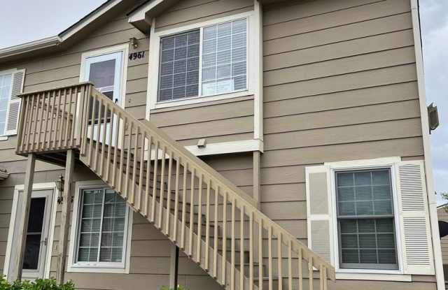 Upper 2 bed, 2 bath Condo on Leland for rent!