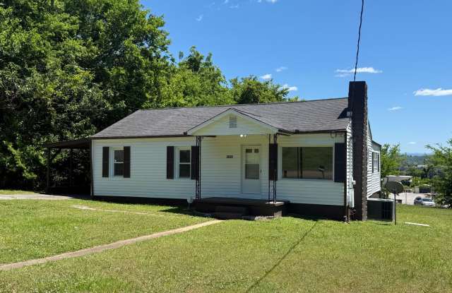 Charming 3 Bedroom 1 Bath home convenient to Middlebrook Pike in the West View Community