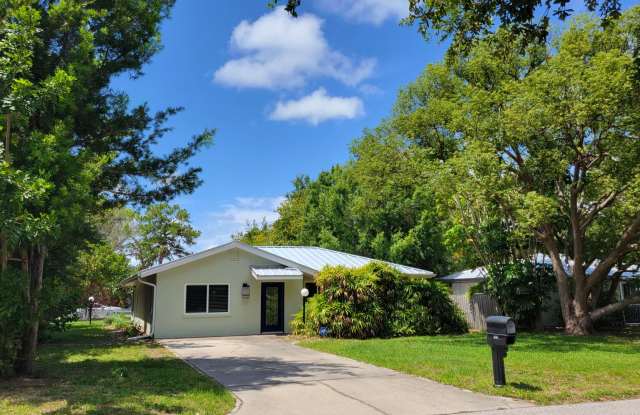 Annual Unfurnished 3/2 home just south of Ringling Museum