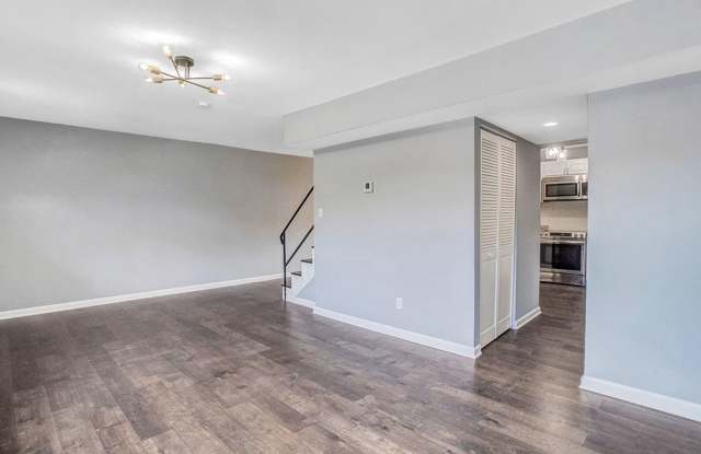 FREDERICKSBURG - NEAR DOWNTOWN AND SPOTSYLVANIA MALL!