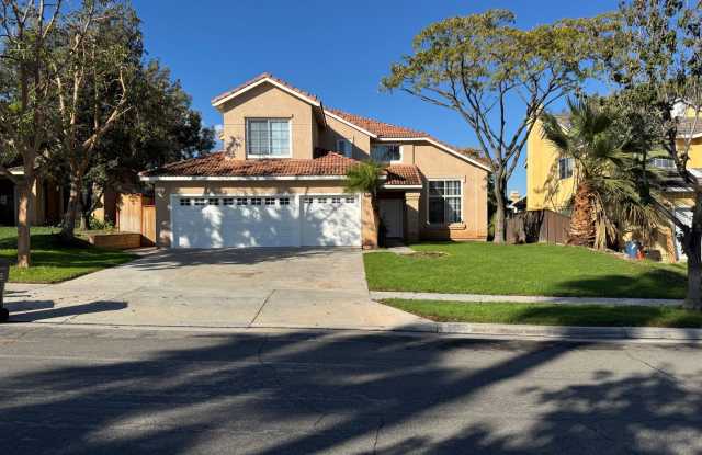Photo of 4 bed 3 full bath house with 3 car garage in Corona for lease