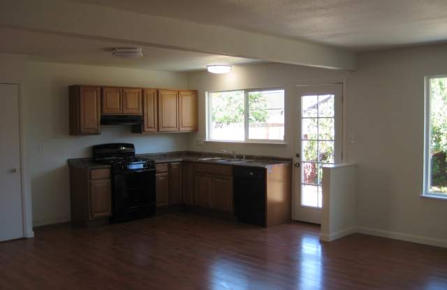 Charming 3 bedroom 2 bath home for Rent