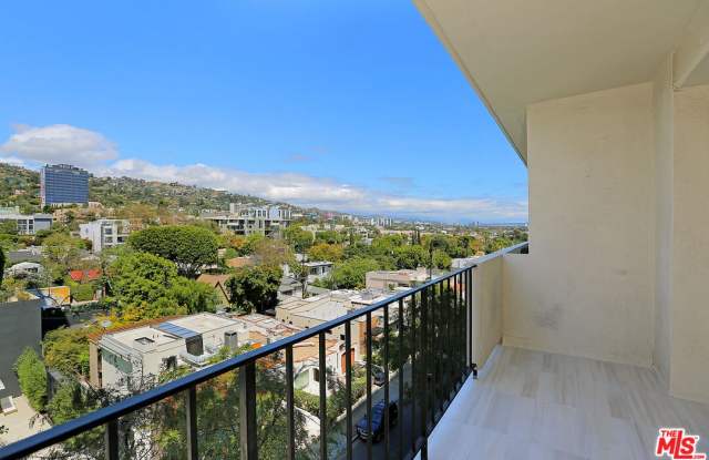 818 N Doheny DR