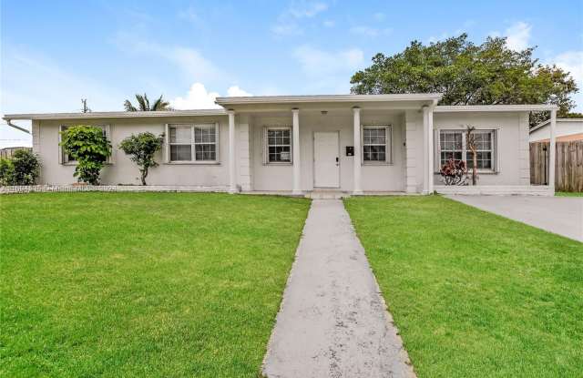 900 NW 199th St