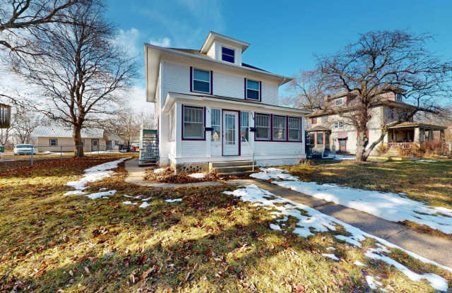 AVAILABLE NOW! 2 Bedroom Duplex, Amazing Location! - 521 Northwestern Avenue, Ames, IA 50010