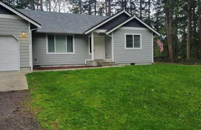 Clearwood/Yelm 3 bedroom, 2 bath Rambler. PEAK A BOO LAKEVIEW - 22127 North Clear Lake Boulevard Southeast, Thurston County, WA 98597