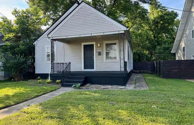 3 Bedroom House in South Louisville - Fenced Yard, Off-Street Parking, Pets OKAY!