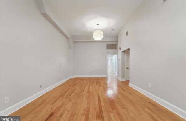 932 PINE Street unit: 1St Fl