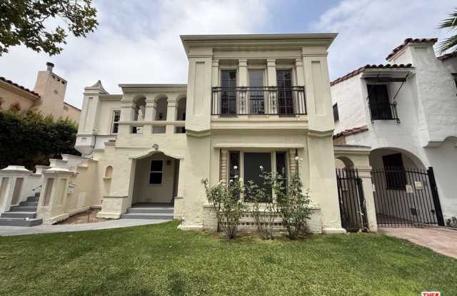 211 S Arnaz Dr