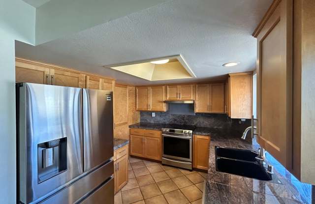 Beautiful 2BD/2.5 BA W/ Attached Garage, AC, and In-Unit Laundry in Pacific Beach!