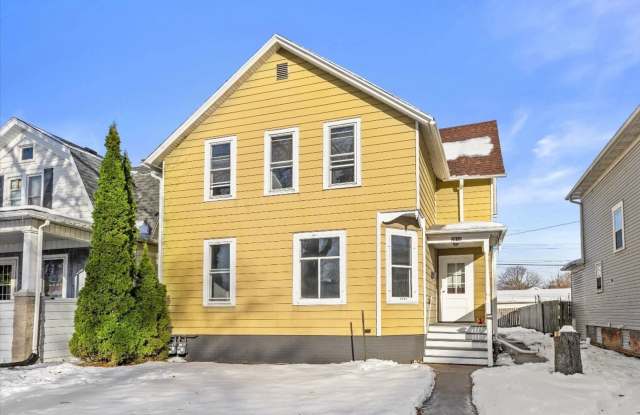 Charming 3BR Duplex in Racine