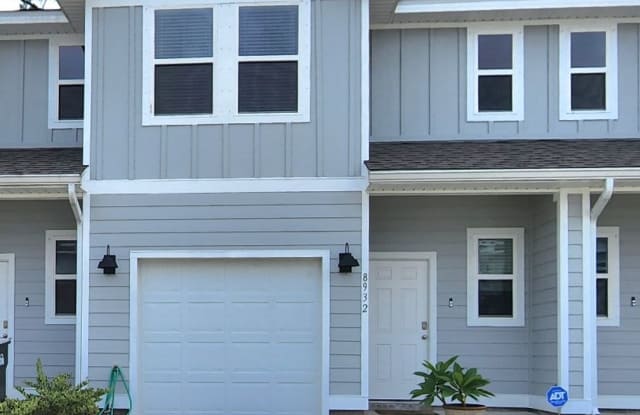 Convenient Location! Beautiful 3/2.5 Townhome w/ Pool Community!