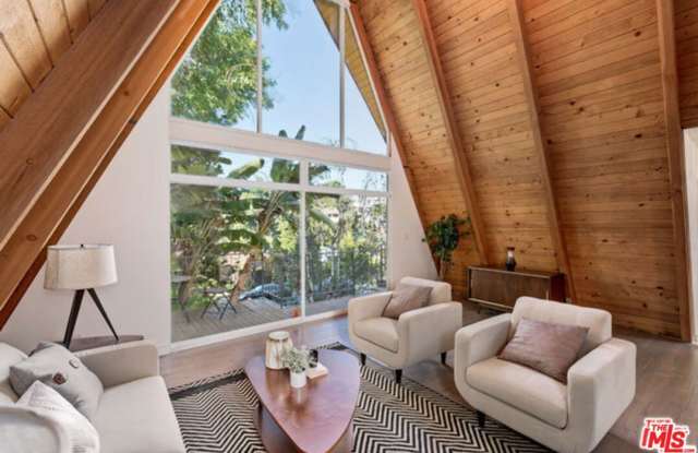 Photo of 3237 Kelton Ave