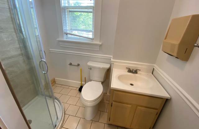 Huge Brick House! Free Parking!