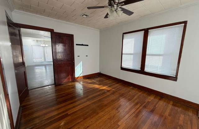 2 bedroom, 1 bathroom home available in Lafayette!