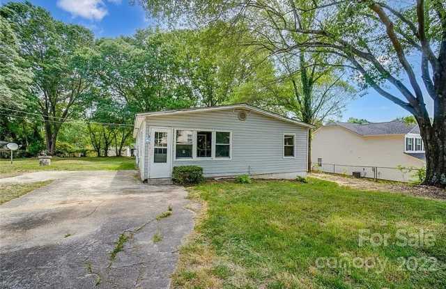 Room in 5 Bedroom Home at Hart St