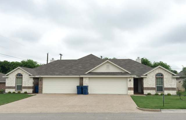 Photo of 3BR / 2BA Duplex in Hewitt, Texas | Midway ISD