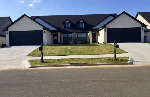 Beautiful 3 Bed/ 2.5 Bath Townhome Located in Chaffee Crossing! **$1,500 Move In Special**(Does not include pet or application fees) - 6715 MARIBETTE RD, Fort Smith, AR 72916