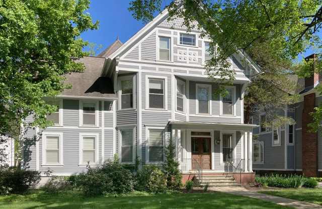 611 Whitney Avenue