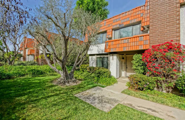 Bright  Airy, End-Unit 3BR2.5BA Townhouse w/ 2-Car Garage in Beautiful Gated Community w/ Pool  Tennis Court Just Mins to Shopping, Restaurants, Mall  5 Mins to Coastline!