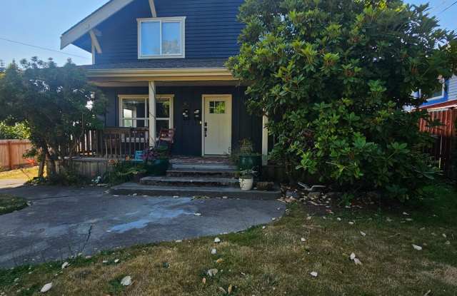Comfortable 3-Bedroom, 2-Bath Lower Unit with Fully Fenced Yard in West Bremerton