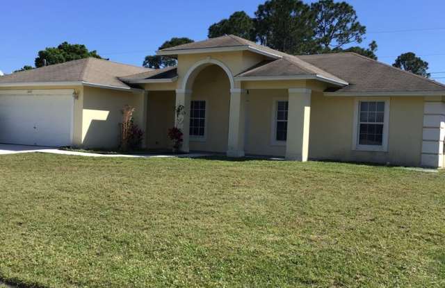 LARGE 3 BDRM 2 BATH HOME AVAILBLE NOW. ASK ABOUT THE MOVE IN SPECIAL.