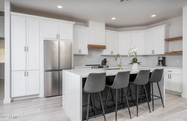 Photo of 1012 E Susan Lane