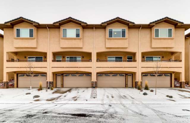 Beautiful 3 bedroom townhouse in gated community available!