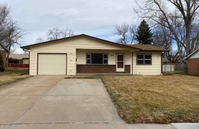 STUDENTS WELCOME! Single-Family Ranch Home in West Ft. Collins w/ Fenced Yard, Lawn Care Included!
