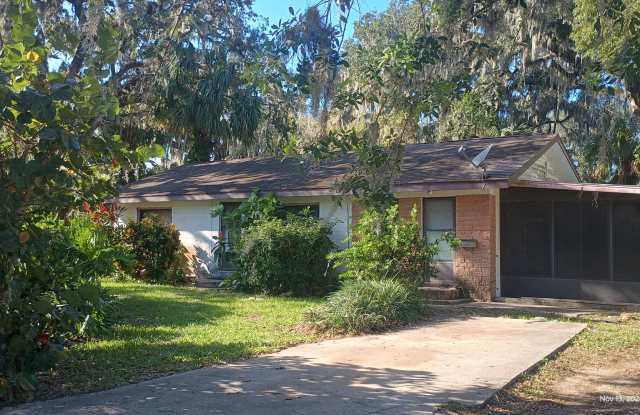 2 bedroom with large yard, Daytona Beach