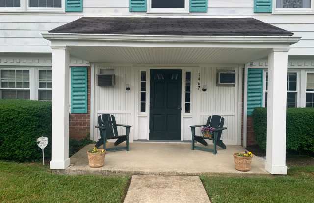 2nd Floor 2 Bedroom Apartment W/ Parking Suburban SD