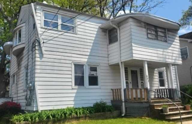 903 Drake Ave