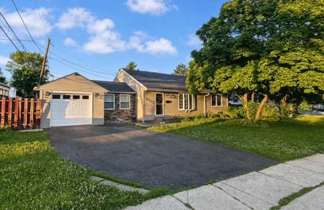 Brookhaven 4 Bedroom House with Deck