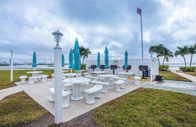 895 S GULFVIEW BOULEVARD