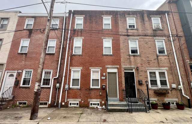 Stunning 3-Bedroom Townhome in Francisville! Available NOW!