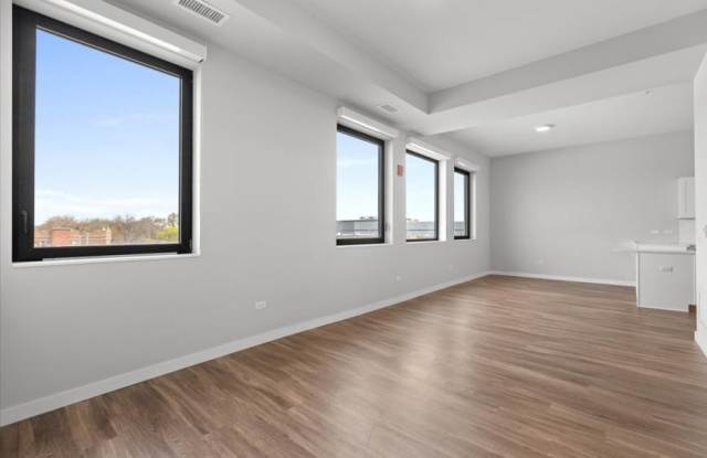 1900 W Lawrence Avenue