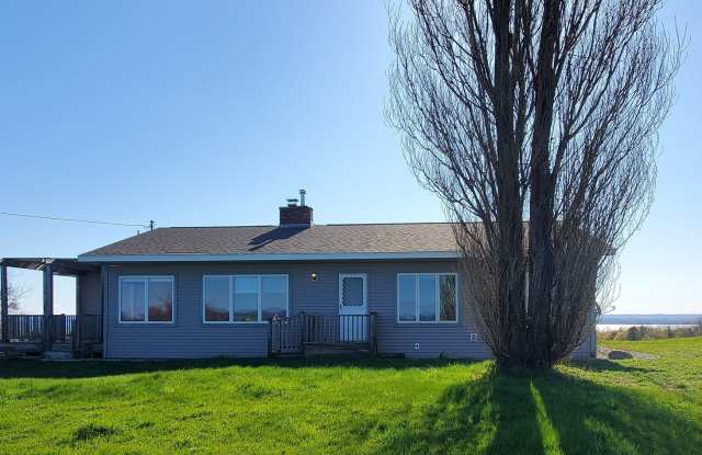 LARGE HOME WITH BEAUTIFUL VIEWS OF BOTH GRAND TRAVERSE BAYS