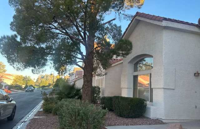 Beautiful 4 Bedroom Home on the Golf Course in Guard-Gated Community!