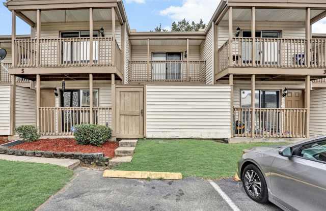 Photo of 2 bedroom/ 2 bathroom beautifully updated condo in Twelve Oak Condos!